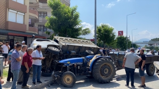 Antalya’da otomobille traktör çarpıştı, 4 kişi yaralandı