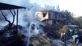 Mersin’de saman balyalarında çıkan yangın iki eve sıçradı