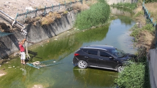 Hatay’da otomobil sulama kanalına devrildi