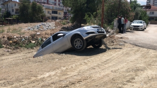 Adana’da yol kenarında askıda kalan araçtaki 3 kişi yara almadan kurtuldu