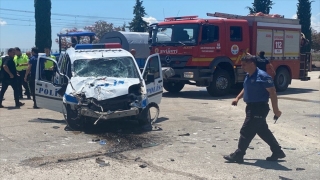 Adana’da tırla çarpışan ekip aracındaki iki polis yaralandı