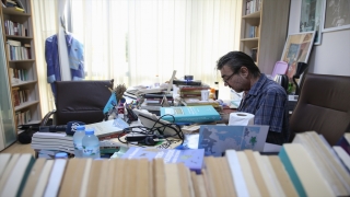 Kanserle mücadele eden akademisyen yazdığı kitaplarla yaşama tutunuyor
