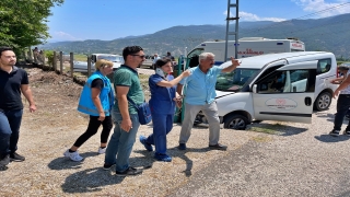 Sağlıkçıları taşıyan araçla otomobilin çarpışması nedeniyle 6 kişi yaralandı