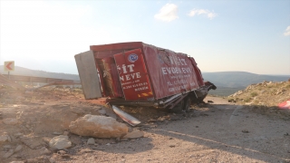 Mersin’de ev eşyası taşıyan kamyon devrildi, 4 kişi öldü