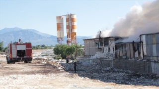 Antalya’da mermer fabrikasının deposunda çıkan yangın hasara neden oldu