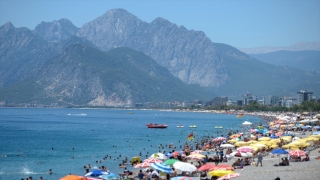 Antalya sahillerinde sıcak hava yoğunluğu