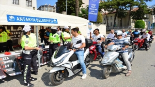 Hatay’da motosiklet ve elektrikli bisiklet sürücülerine kask dağıtıldı