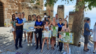 Alanya polisinden turistlere üç dilde kent haritası