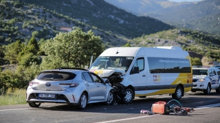 Antalya’da minibüs ile otomobilin çarpıştığı kazada 9 kişi yaralandı