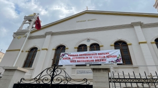 Hatay’da Hristiyanlar, kiliseye astıkları pankartla Kurban Bayramı’nı kutladı