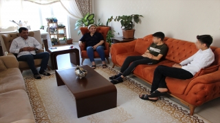 Çocukları için iş hayatını bırakıp 3 çocuğa ”koruyucu anne” oldu