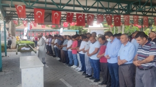 Mersin’de hareket halindeki minibüsten yola düşen kadın öldü