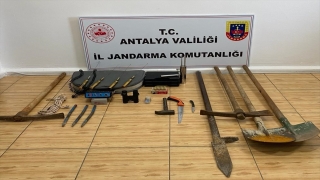 Antalya’da kaçak kazı yapan 3 kişi suçüstü yakalandı