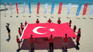 Antalya’da yamaç paraşütü pilotları 15 Temmuz dolayısıyla gökyüzünde bayrak açtı