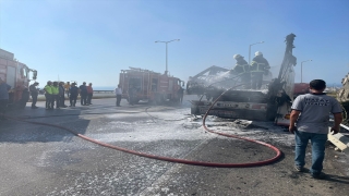 Hatay’da alev alan tırın dorsesi kullanılamaz hale geldi