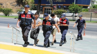 Antalya’da 2 şüpheli, çaldıkları otomobilin plakalarını değiştirirken yakalandı