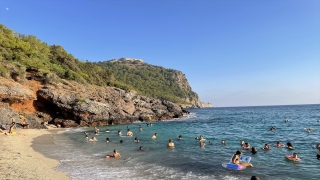 Alanya plajlarında sıcak hava yoğunluğu