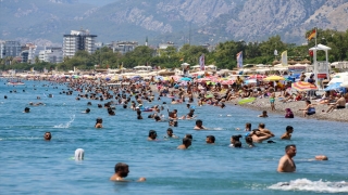 Antalya sahillerinde bayram tatilinin son gününde de yoğunluk sürdü