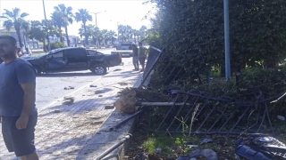 Mersin’de kaldırıma çarpan kamyonetteki 2 kişi yaralandı