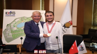 Onikişubat Belediye Başkanı Mahçiçek, milli yüzücü Eroğlu’nu ödüllendirdi
