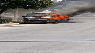 Antalya’da park halindeki çekici yanarak kullanılamaz hale geldi