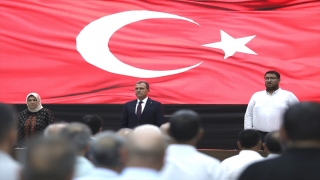 Mersin Büyükşehir Belediye Başkanı Seçer, kentin simge ağacına zarar verenleri kınadı: