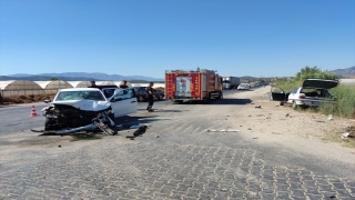 Antalya’da iki otomobil çarpıştı, 4 kişi yaralandı