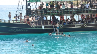 Mersin’de sıcaktan bunalan tatilciler yat turları ile serinliyor