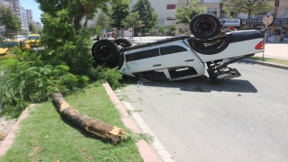 Adana’da refüjdeki ağaca çarpan araçtaki 4 kişi yaralandı