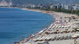 Antalya sahillerinde yoğunluk yaşanıyor