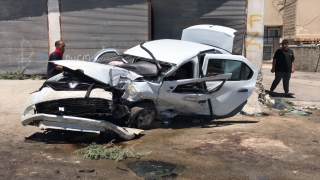 Adana’da iş yerinin duvarına çarpan otomobilin sürücüsü öldü, kuzeni yaralandı