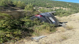 Burdur’da şarampole devrilen otomobilin sürücüsü yaralandı