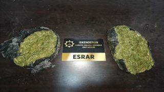 Hatay’da otomobilin tamponunda 1 kilo 65 gram esrar bulundu