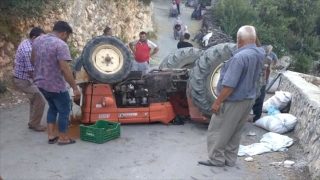Mersin’de devrilen traktörün altında kalan sürücü öldü, karısı yaralandı