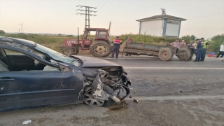 Osmaniye’de traktör römorkuna çarpan otomobildeki 2 kişi yaralandı
