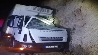 Kaş’ta kayalıklara çarpan kamyonun sürücüsü yaralandı