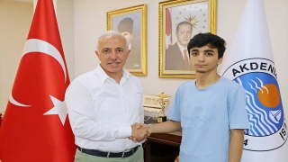 Akdeniz Belediye Başkanı Gültak’a, YKS’de dereceye giren öğrenciden ziyaret