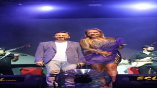 Şarkıcı Demet Akalın Elbistan Festivali’nde sahne aldı