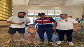 Kemer’de kaybolan 2 turist çocuk jandarma tarafından bulundu