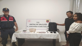 Antalya’da turistlerin çalınan çantasını jandarma ekipleri buldu