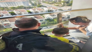 Adana’da bir evde çıkan yangında mahsur kalan aileyi itfaiye ekipleri kurtardı
