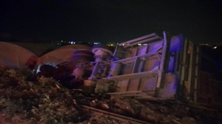 Mersin’de seraya devrilen kamyonun sürücüsü yaralandı