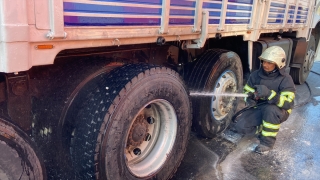 Hatay’da seyir halindeki kamyonun lastiği yandı