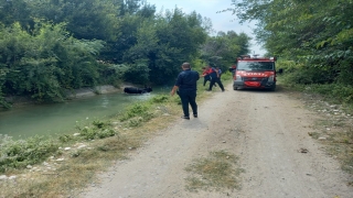 Osmaniye’de sulama kanalına düşen inek, kepçe yardımıyla kurtarıldı