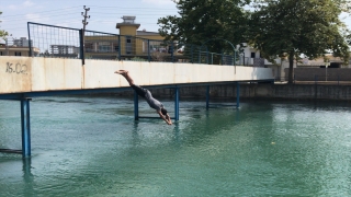 Adana’da polis, sulama kanallarında yüzen çocuk ve gençleri havuzla buluşturdu