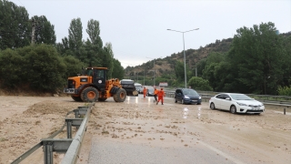 Burdur’da etkili olan kuvvetli rüzgar ve sağanaktan dolayı ağaçlar devrildi
