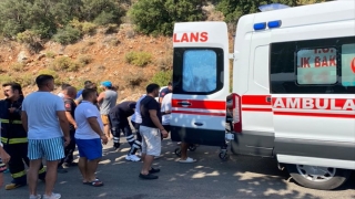 Antalya’da iki otomobilin çarpışması sonucu 4 kişi yaralandı