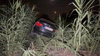 Adana’da otomobilin otluğa devrilmesi sonucu iki kişi yaralandı
