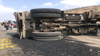 Adana’da devrilen asfalt yüklü kamyondaki 2 kişi yaralandı