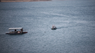 Adana’da baraj gölünde yelkenli teknenin alabora olması sonucu kaybolan kişi aranıyor
